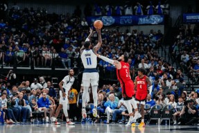 欧文狂砍引发争议分，公牛迎来新赛季高光！-模拟器试玩